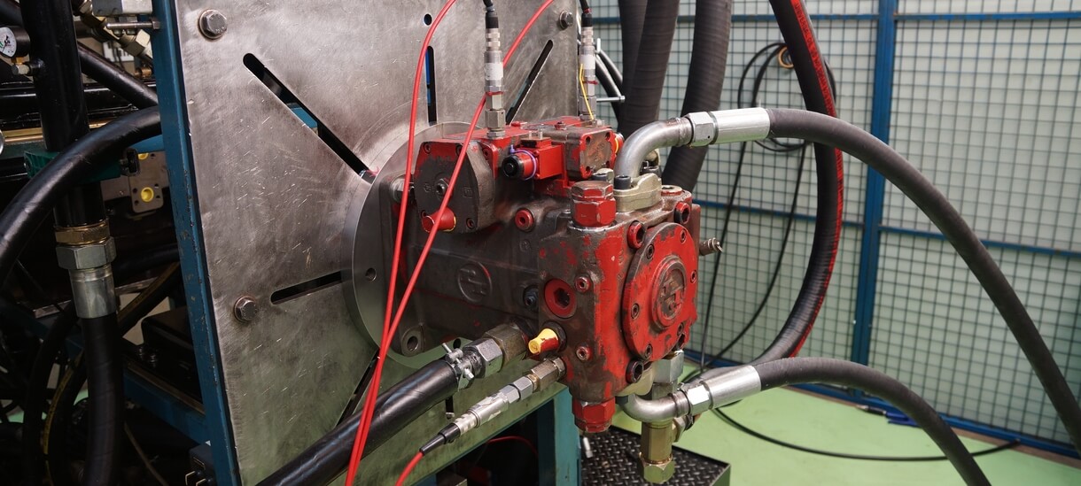 Réparation d'une pompe à pistons Rexroth Brueninghaus Hydromatik en test sur banc d'essai